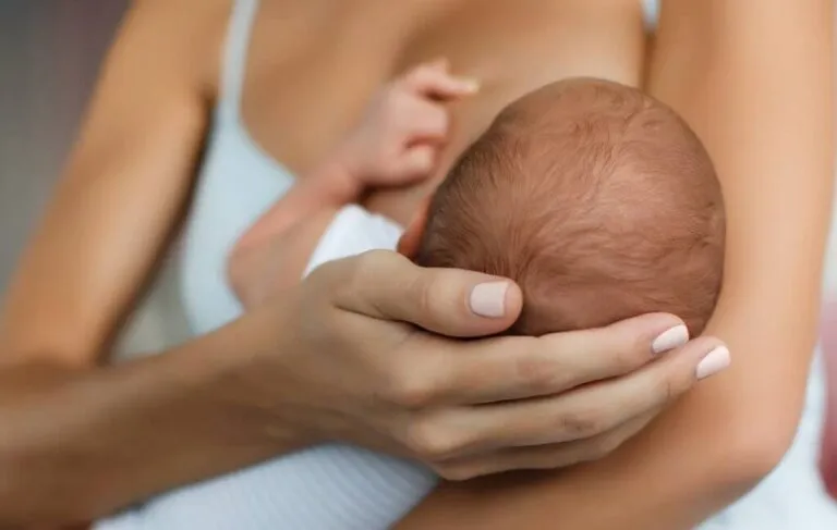 Amamentação após câncer de mama é viável? Especialista explica